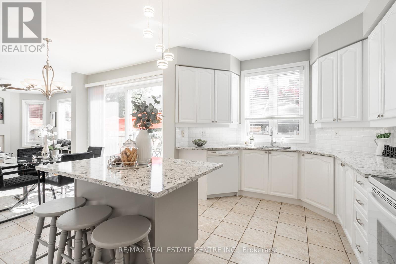 2194 Austin Court, Burlington, Ontario  L7L 6V6 - Photo 15 - W12918276