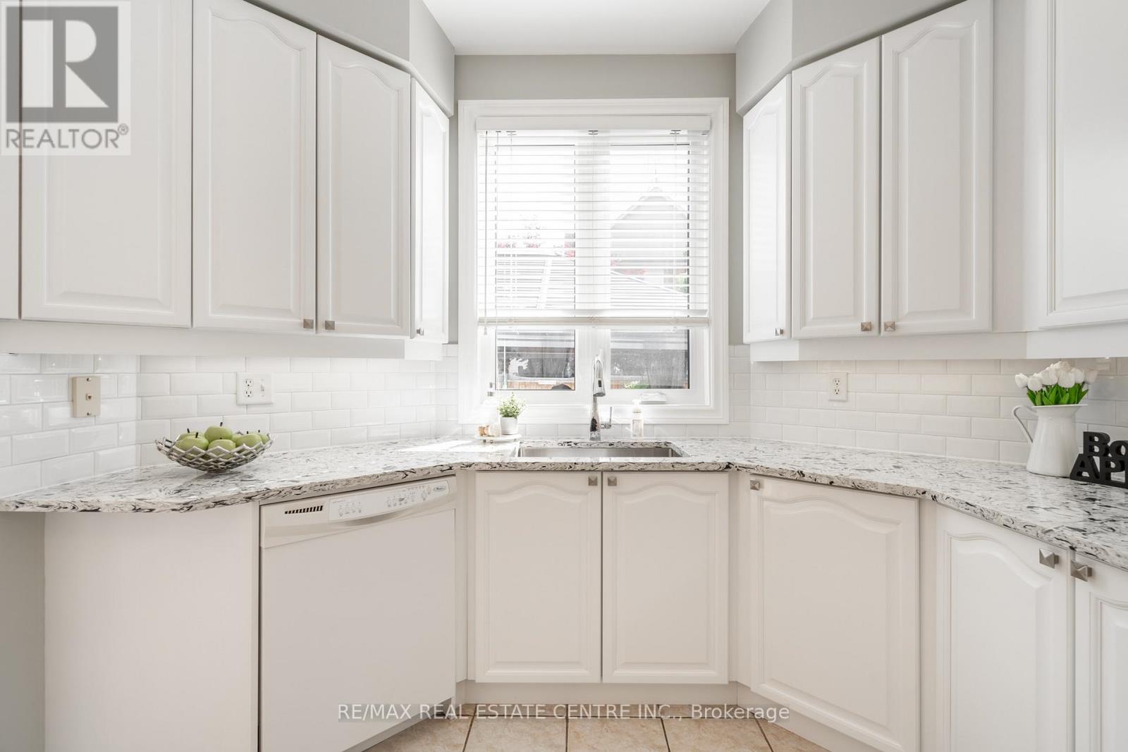 2194 Austin Court, Burlington, Ontario  L7L 6V6 - Photo 16 - W12918276