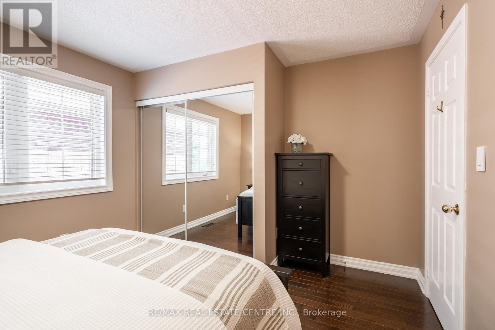 2194 Austin Court, Burlington, Ontario  L7L 6V6 - Photo 20 - W12918276