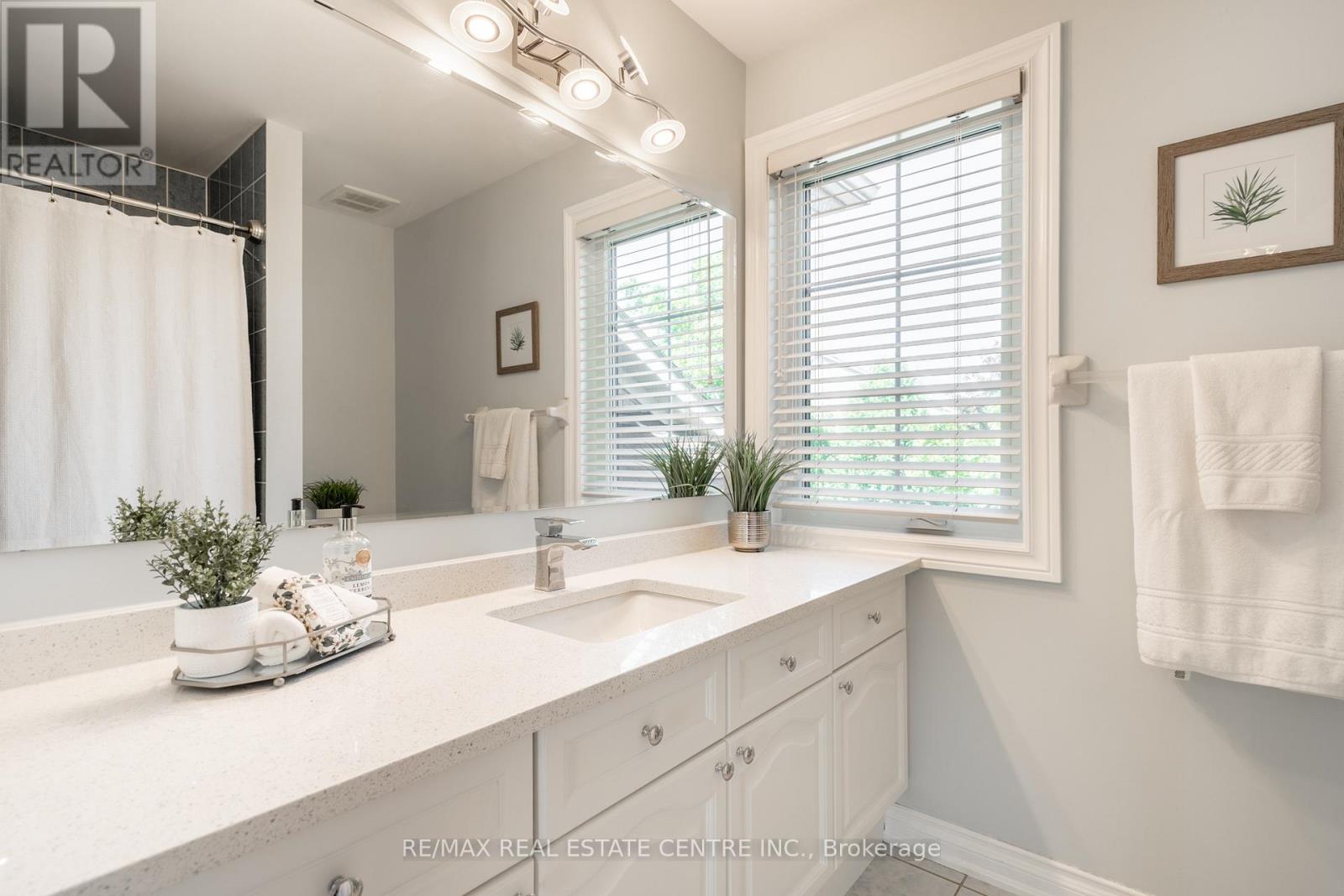 2194 Austin Court, Burlington, Ontario  L7L 6V6 - Photo 21 - W12918276