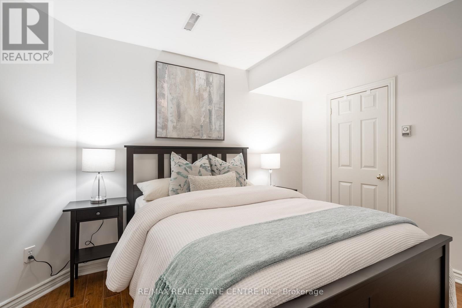 2194 Austin Court, Burlington, Ontario  L7L 6V6 - Photo 39 - W12918276