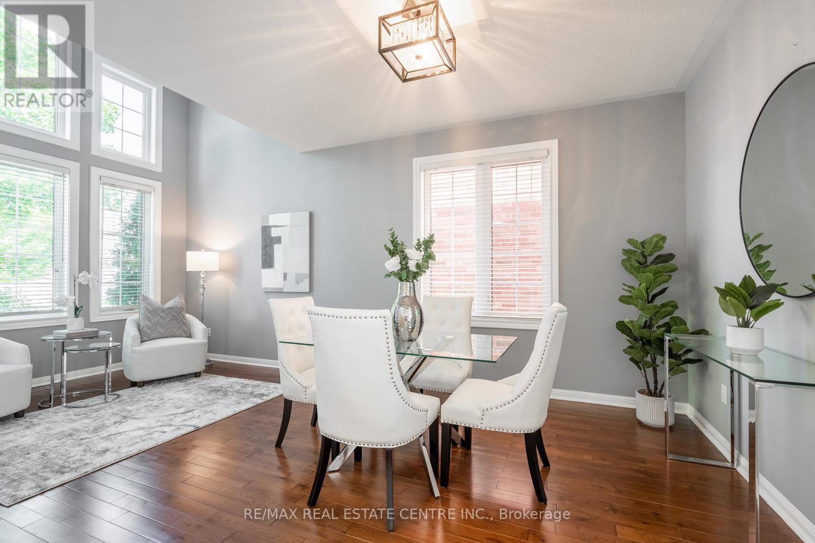 2194 Austin Court, Burlington, Ontario  L7L 6V6 - Photo 5 - W12918276