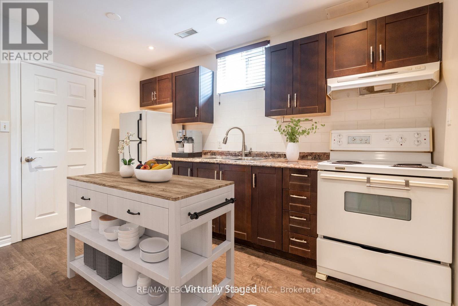 2 - 2400 Whaley Drive, Mississauga (Cooksville), Ontario  L5B 2B5 - Photo 2 - W12918292