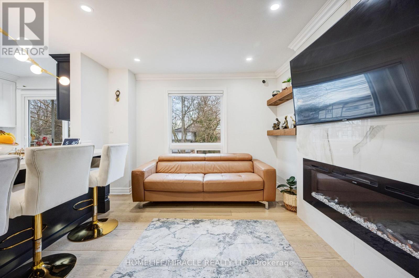 204 Sheraton Court, Oakville (Br Bronte), Ontario  L6L 5N3 - Photo 19 - W12918294