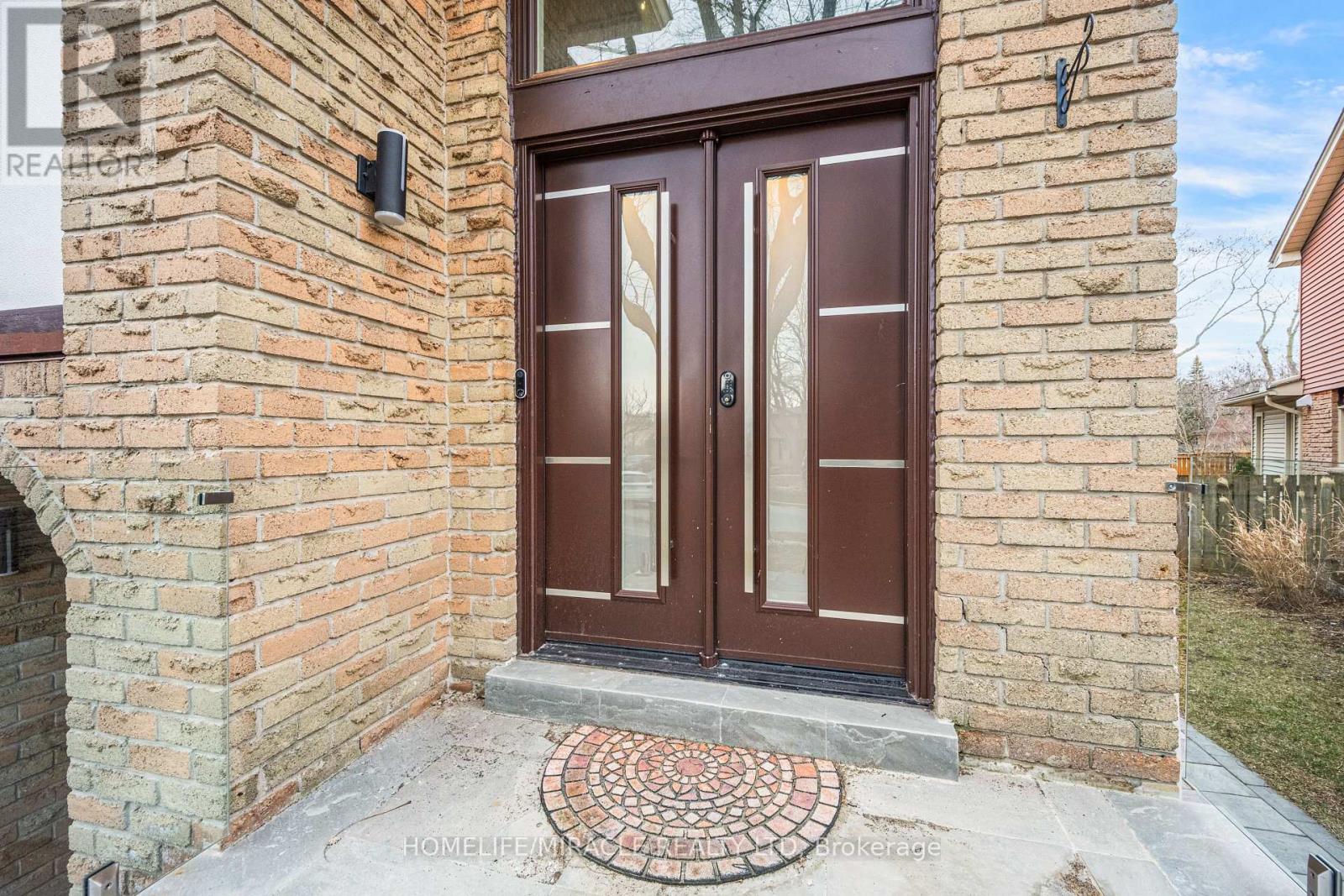 204 Sheraton Court, Oakville (Br Bronte), Ontario  L6L 5N3 - Photo 4 - W12918294