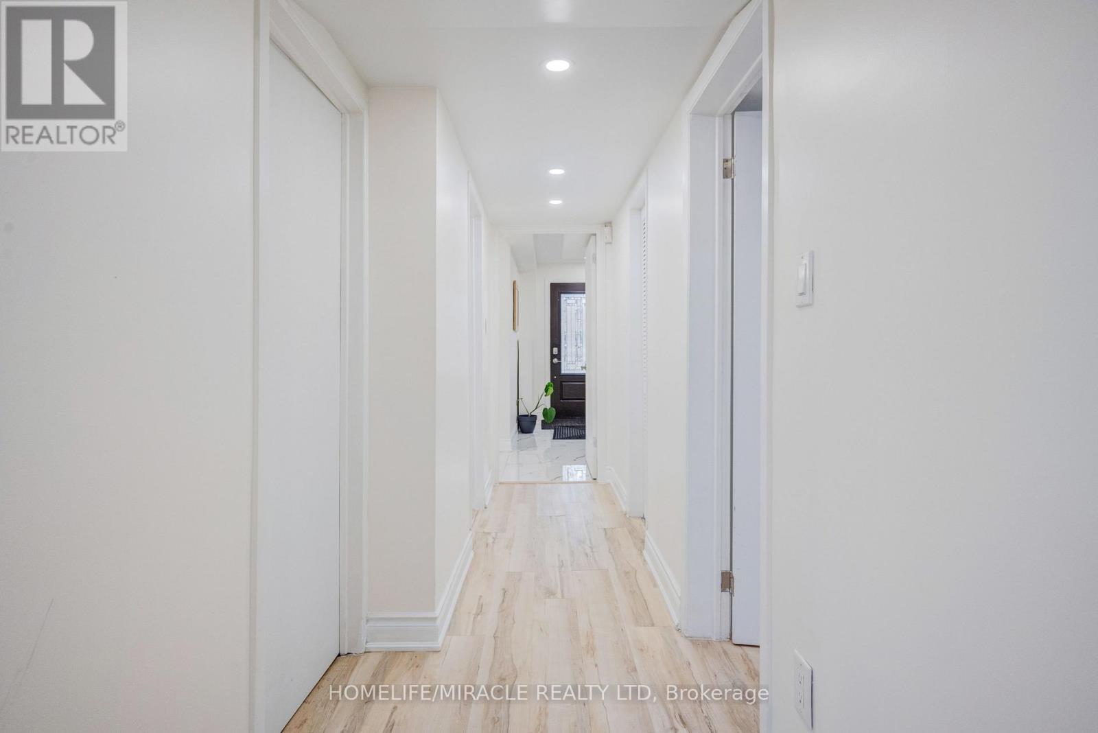 204 Sheraton Court, Oakville (Br Bronte), Ontario  L6L 5N3 - Photo 7 - W12918294