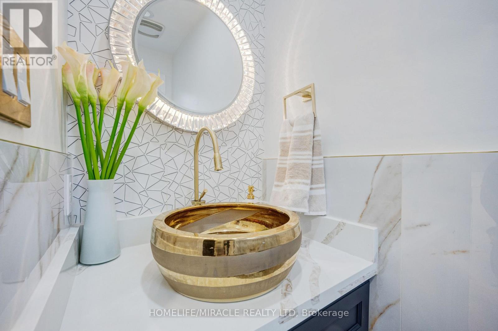 204 Sheraton Court, Oakville (Br Bronte), Ontario  L6L 5N3 - Photo 8 - W12918294