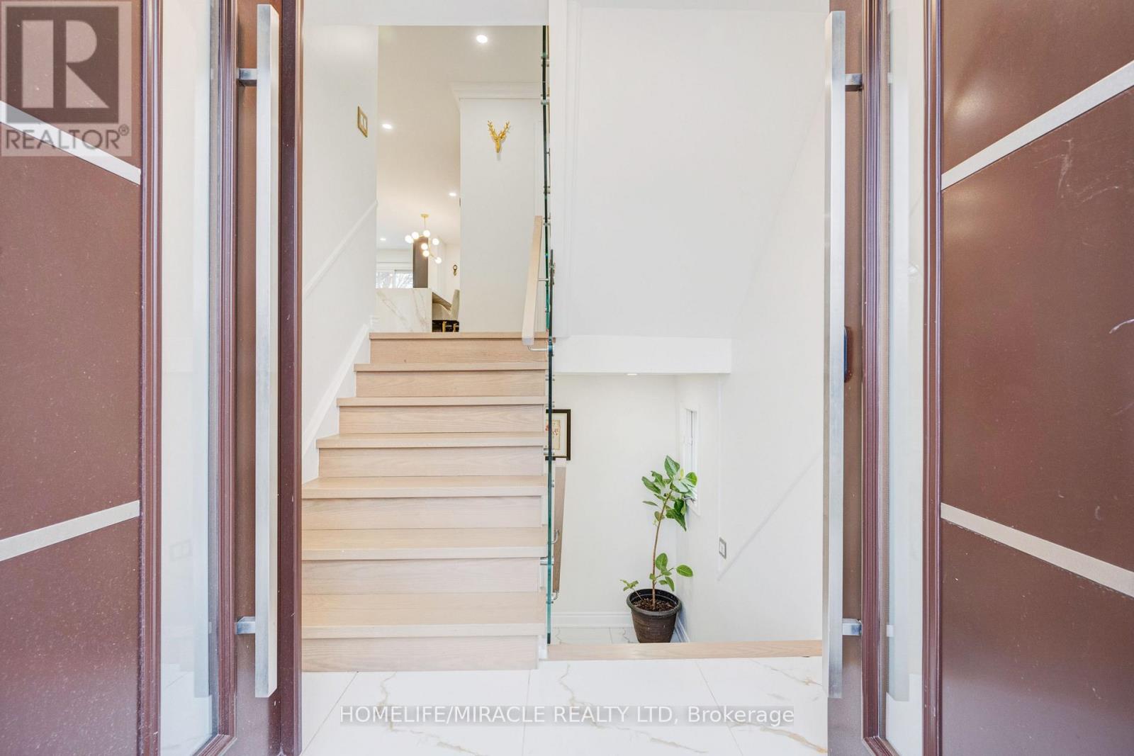 204 Sheraton Court, Oakville (Br Bronte), Ontario  L6L 5N3 - Photo 9 - W12918294