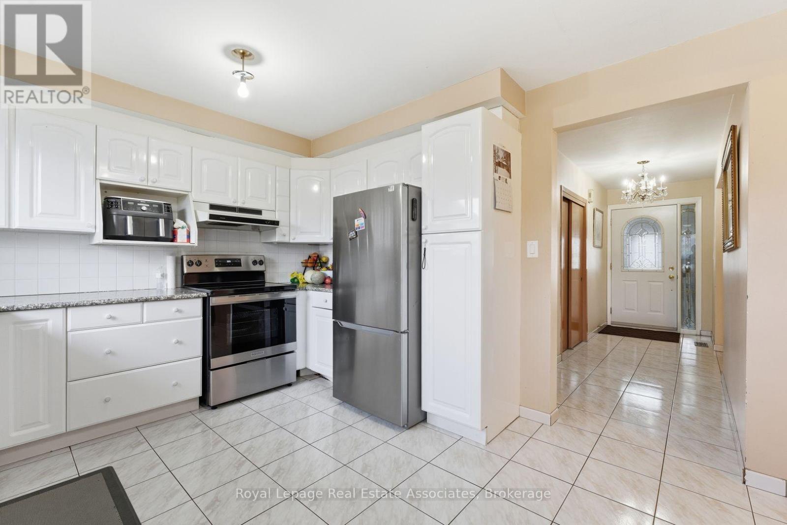 652 Eversley Drive, Mississauga, Ontario  L5A 2C9 - Photo 10 - W12918434