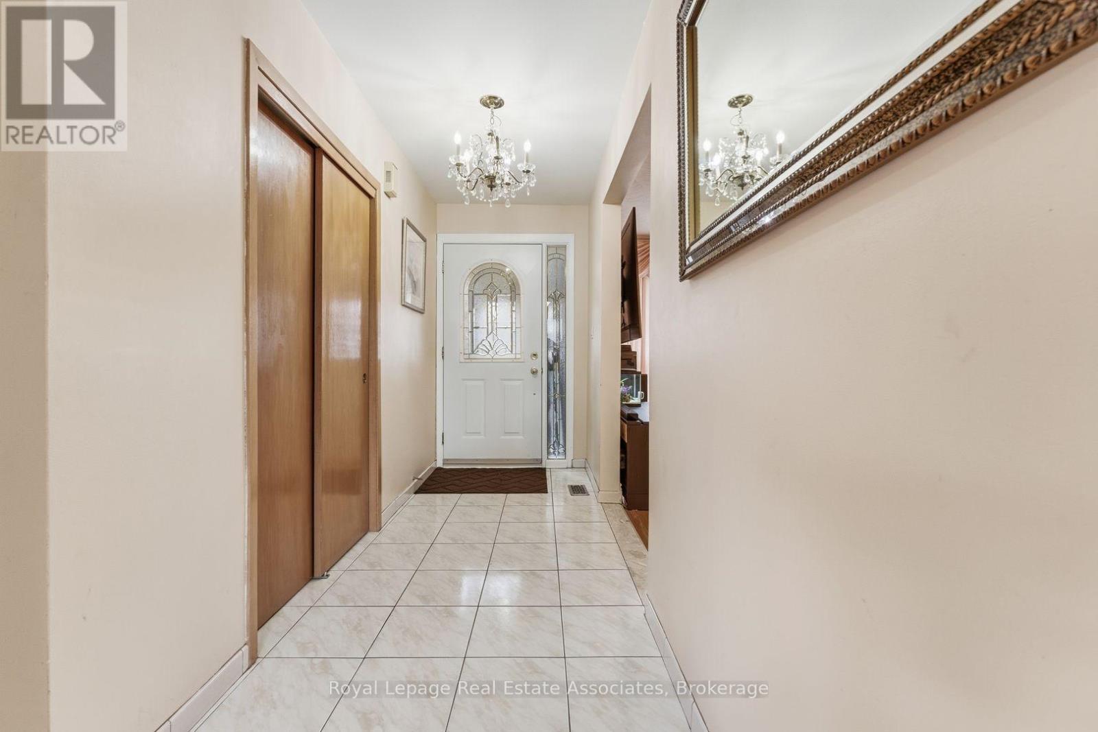 652 Eversley Drive, Mississauga, Ontario  L5A 2C9 - Photo 2 - W12918434