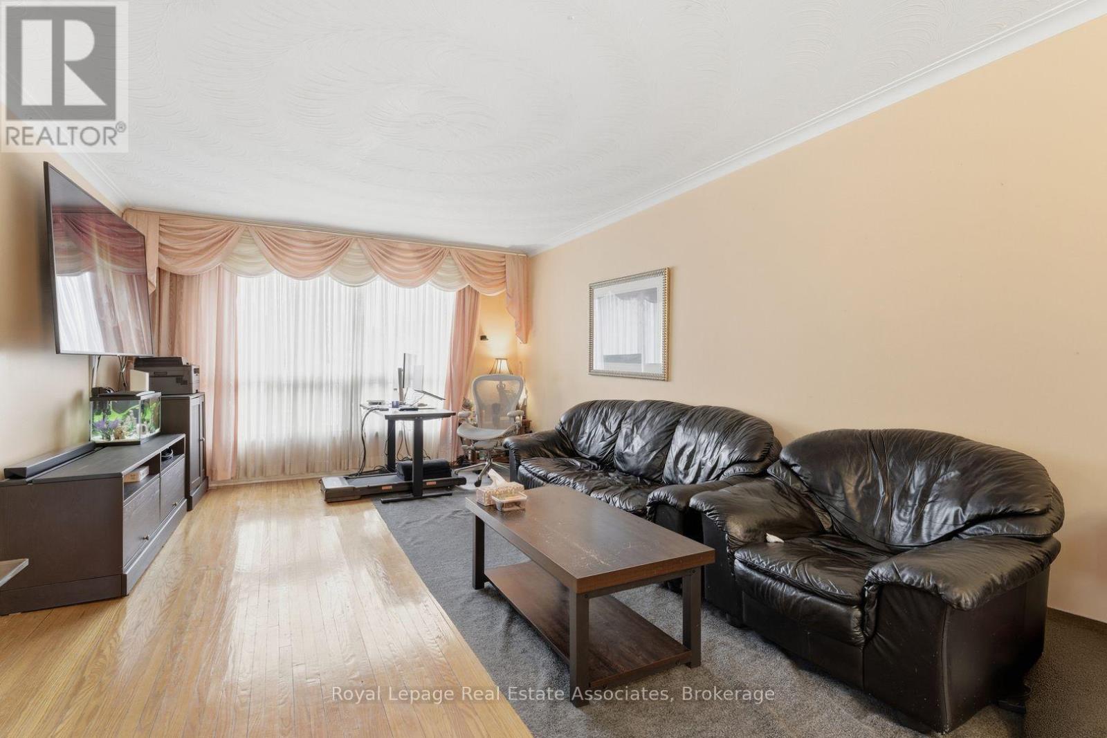 652 Eversley Drive, Mississauga, Ontario  L5A 2C9 - Photo 3 - W12918434