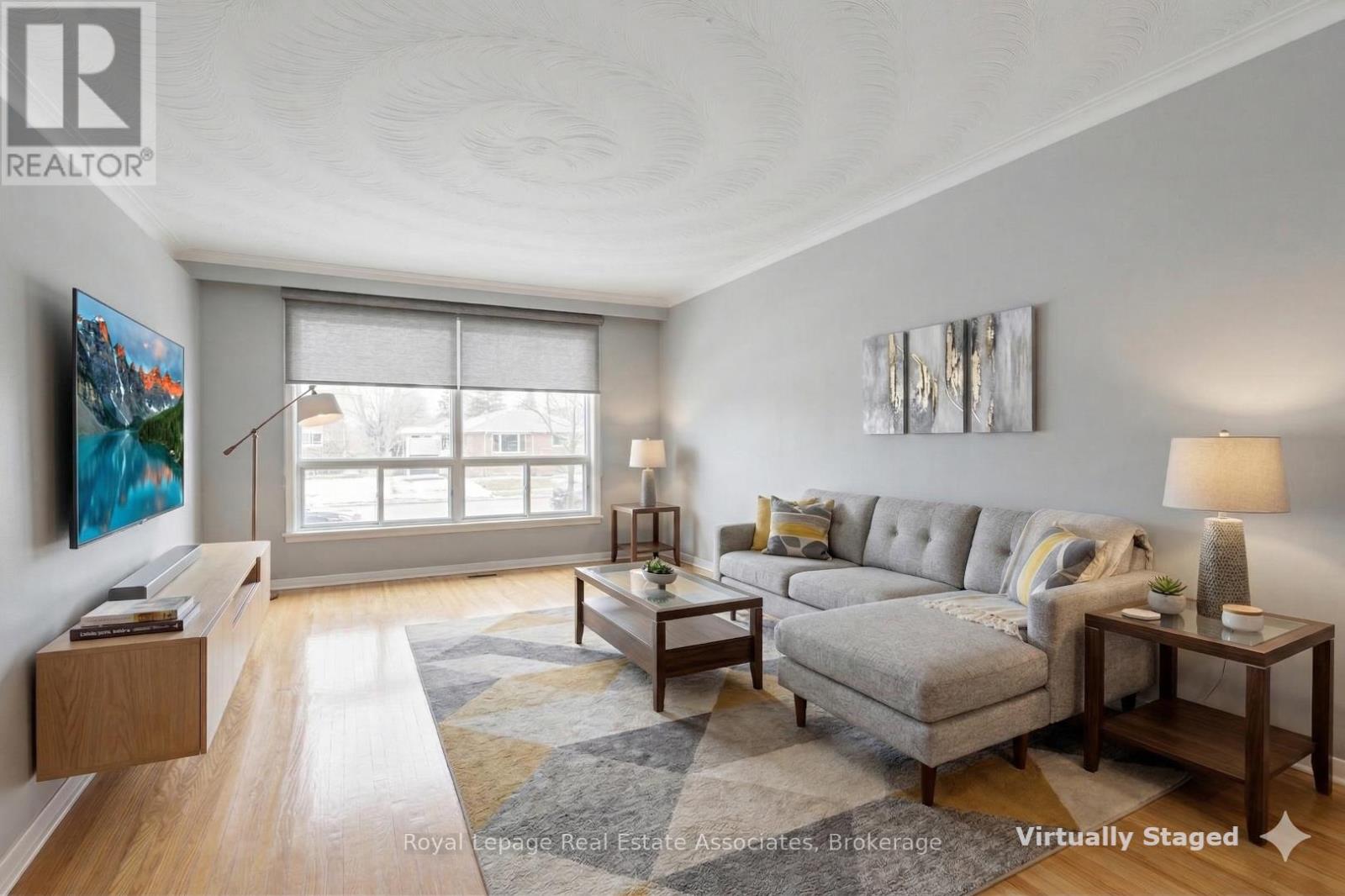 652 Eversley Drive, Mississauga, Ontario  L5A 2C9 - Photo 4 - W12918434