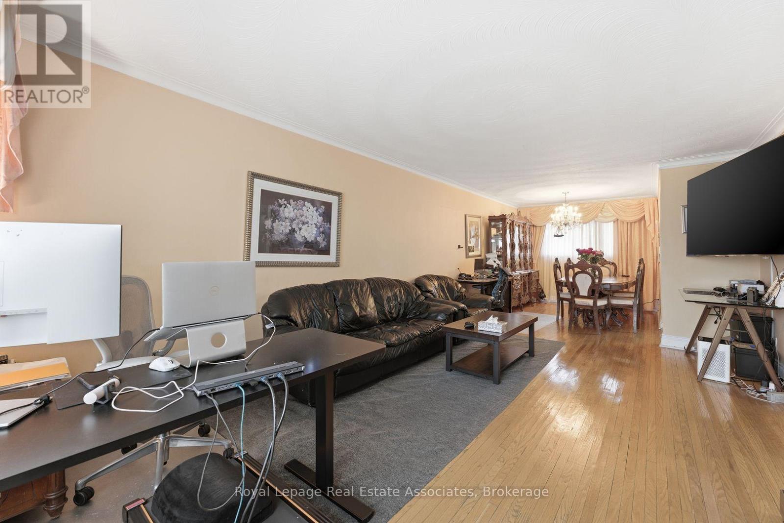 652 Eversley Drive, Mississauga, Ontario  L5A 2C9 - Photo 5 - W12918434