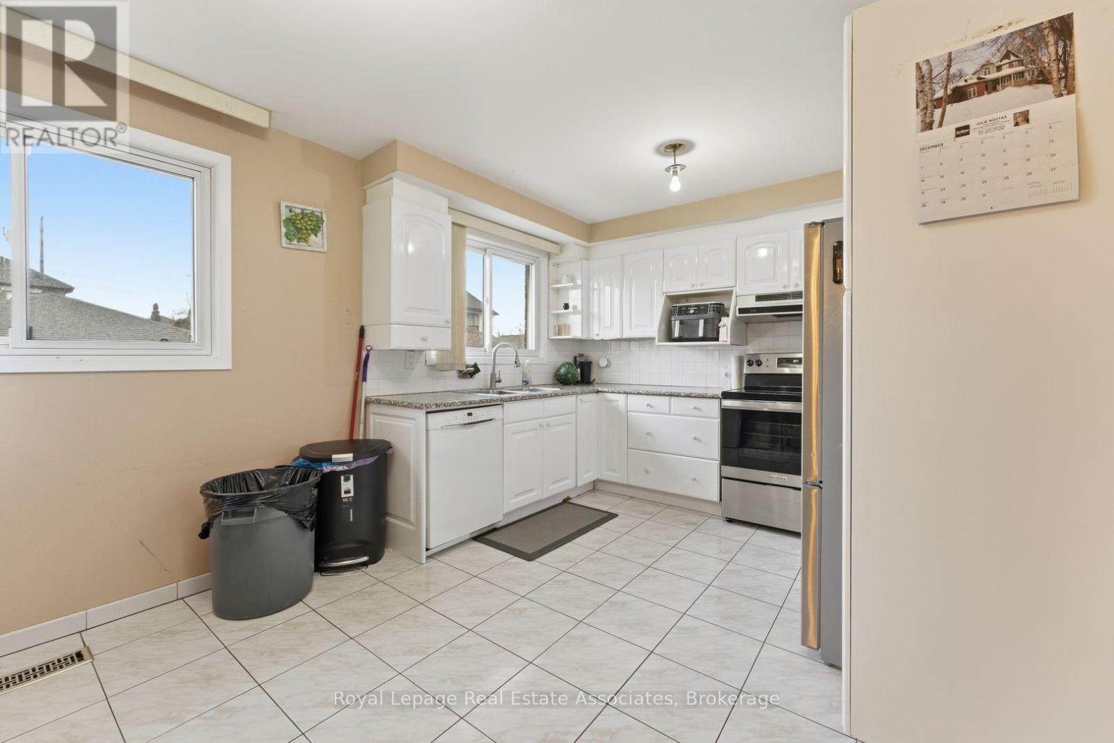 652 Eversley Drive, Mississauga, Ontario  L5A 2C9 - Photo 9 - W12918434