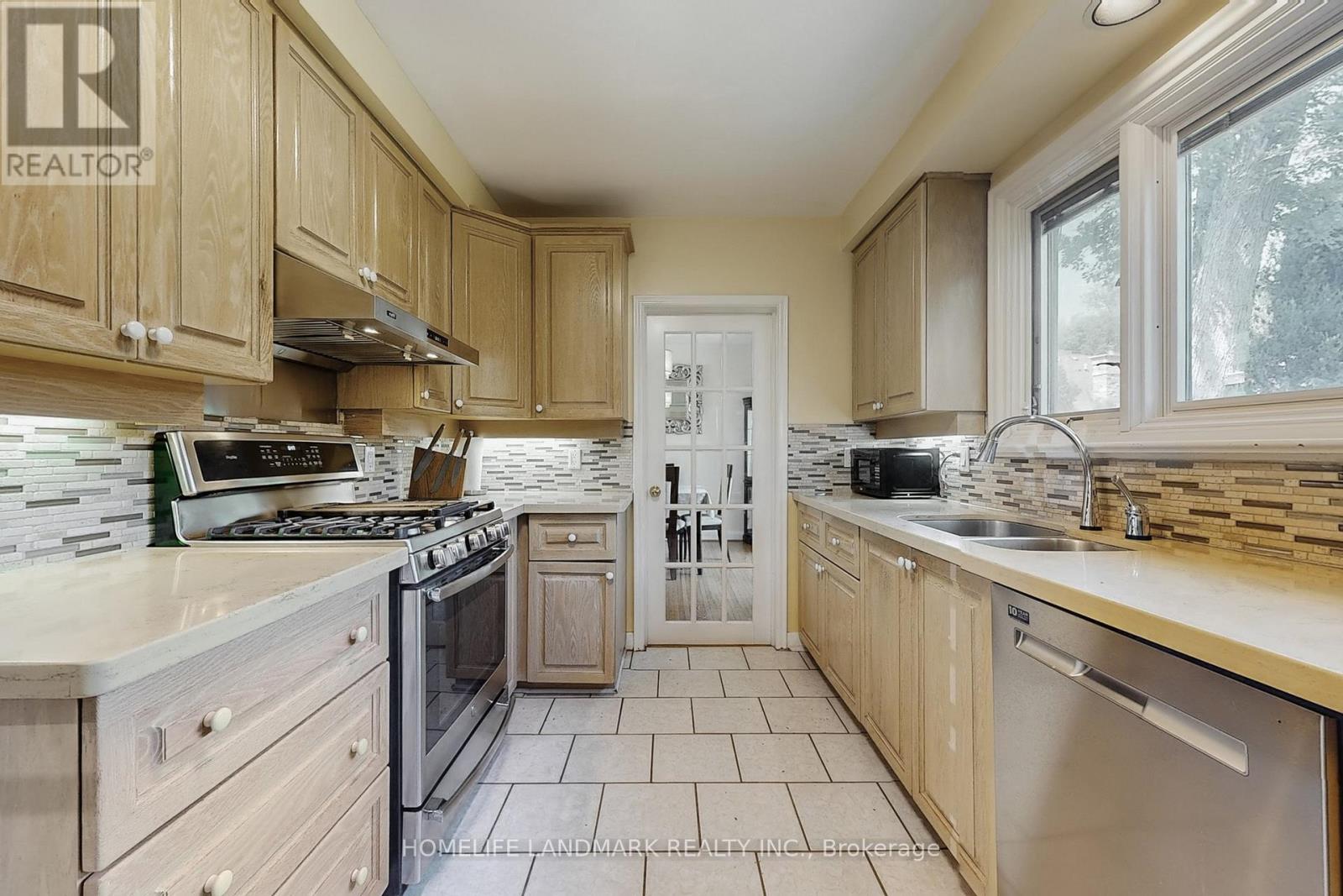 173 Dunwoody Drive, Oakville (Mo Morrison), Ontario  L6J 4G5 - Photo 5 - W12918438