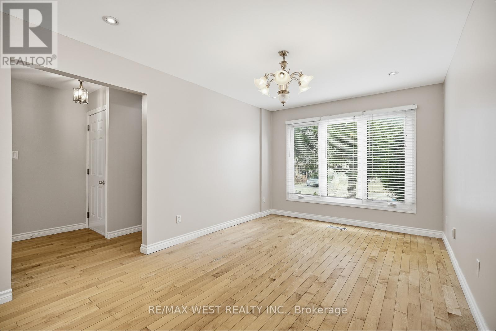 Upper - 6 Marshall Boulevard, Toronto (Rockcliffe-Smythe), Ontario  M6N 2R7 - Photo 10 - W12918466