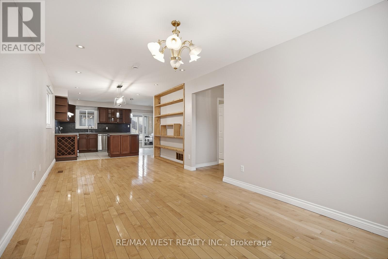 Upper - 6 Marshall Boulevard, Toronto (Rockcliffe-Smythe), Ontario  M6N 2R7 - Photo 11 - W12918466