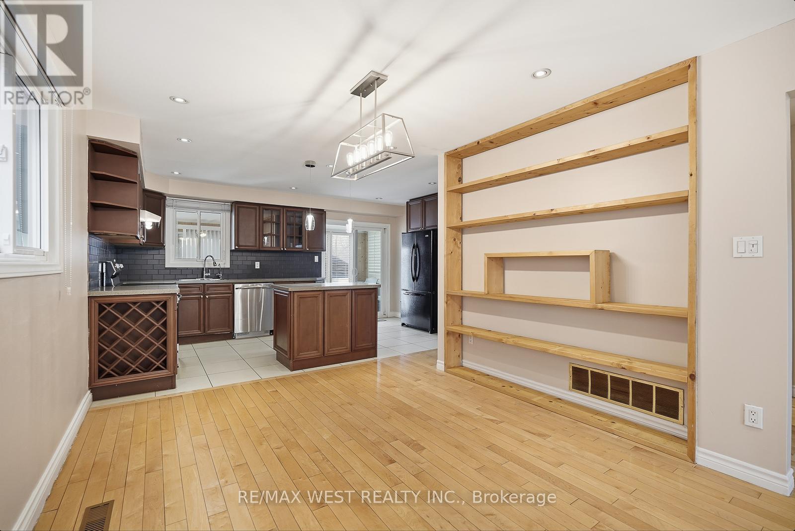 Upper - 6 Marshall Boulevard, Toronto (Rockcliffe-Smythe), Ontario  M6N 2R7 - Photo 12 - W12918466