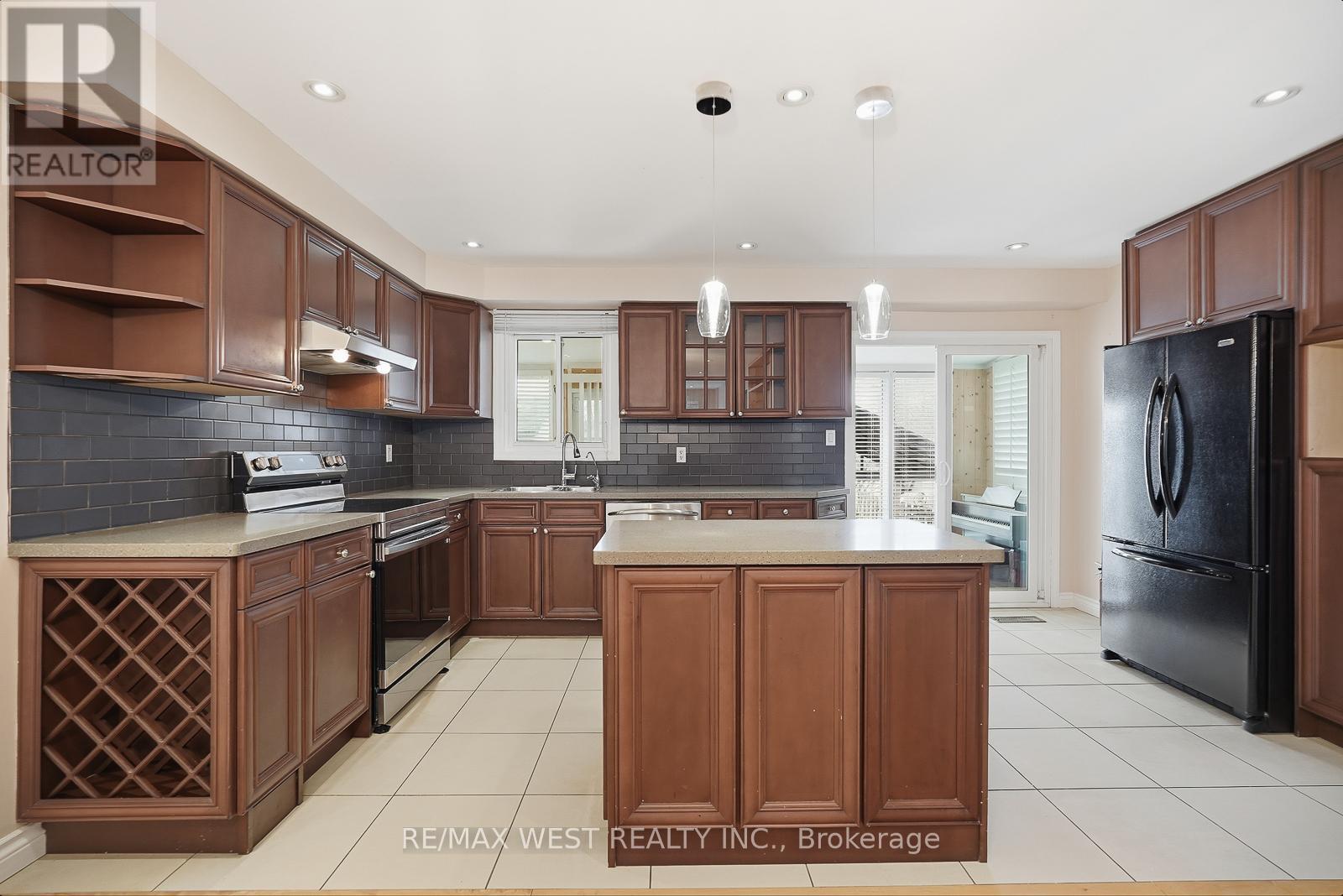 Upper - 6 Marshall Boulevard, Toronto (Rockcliffe-Smythe), Ontario  M6N 2R7 - Photo 14 - W12918466