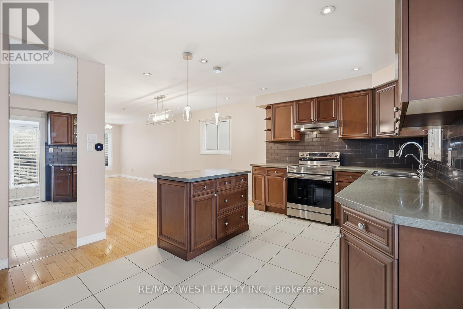 Upper - 6 Marshall Boulevard, Toronto (Rockcliffe-Smythe), Ontario  M6N 2R7 - Photo 15 - W12918466
