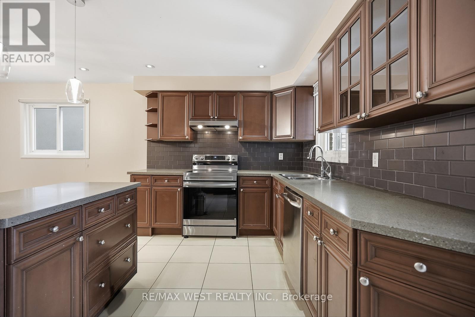 Upper - 6 Marshall Boulevard, Toronto (Rockcliffe-Smythe), Ontario  M6N 2R7 - Photo 16 - W12918466