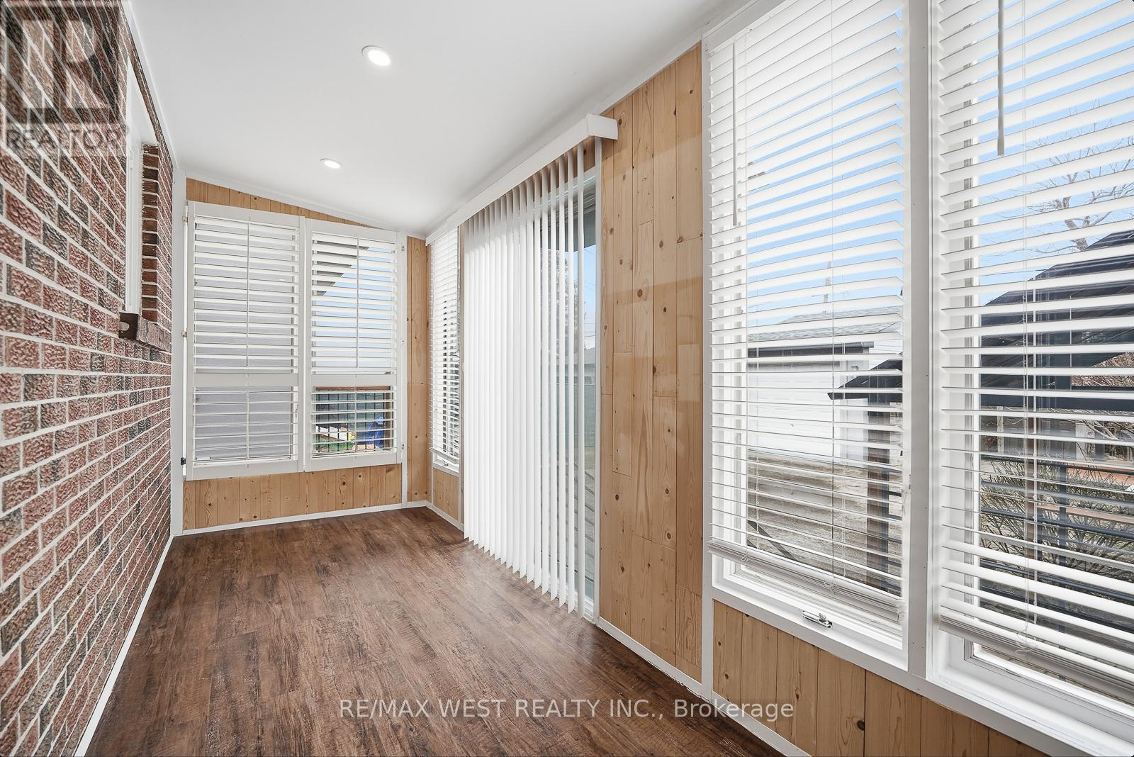 Upper - 6 Marshall Boulevard, Toronto (Rockcliffe-Smythe), Ontario  M6N 2R7 - Photo 18 - W12918466