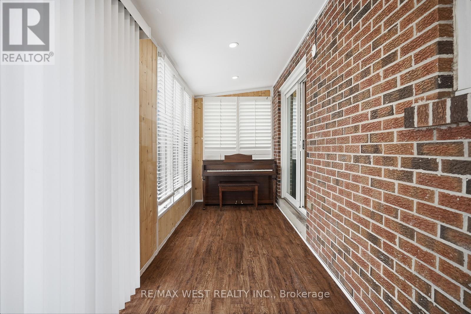 Upper - 6 Marshall Boulevard, Toronto (Rockcliffe-Smythe), Ontario  M6N 2R7 - Photo 19 - W12918466