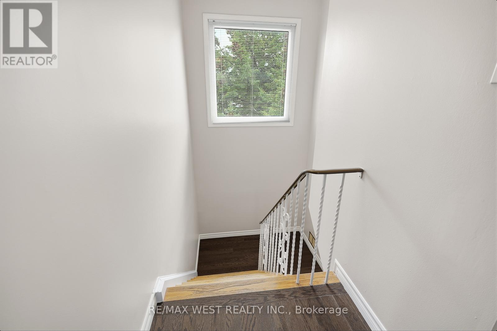 Upper - 6 Marshall Boulevard, Toronto (Rockcliffe-Smythe), Ontario  M6N 2R7 - Photo 21 - W12918466