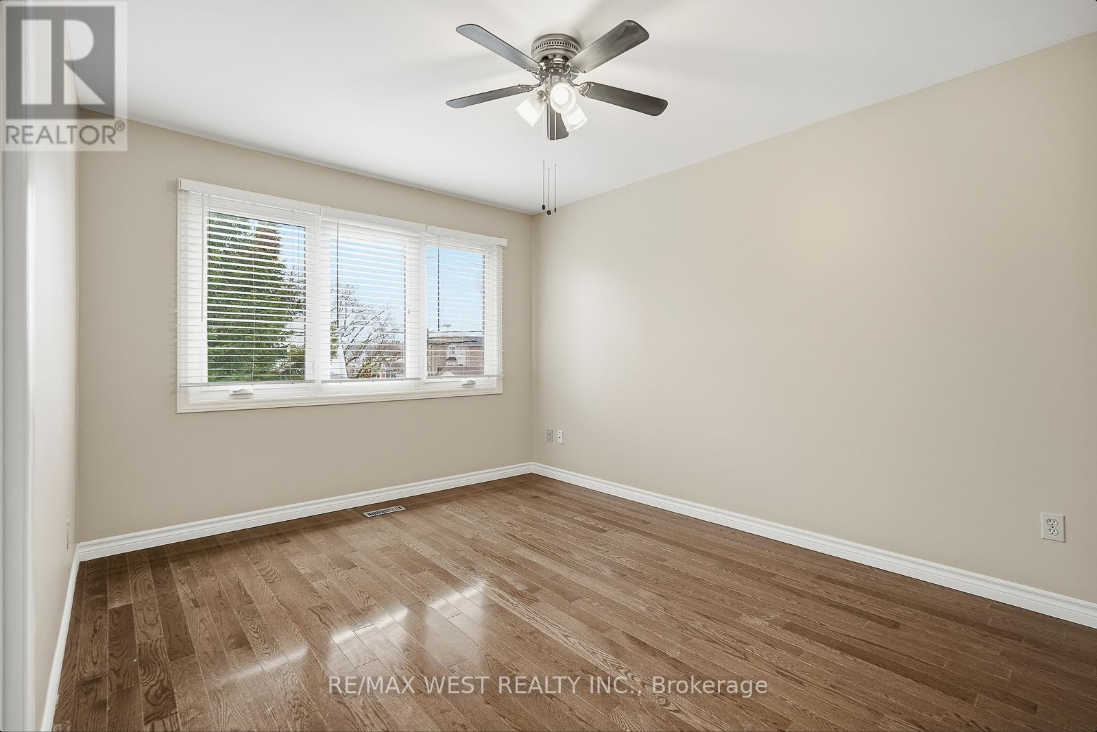 Upper - 6 Marshall Boulevard, Toronto (Rockcliffe-Smythe), Ontario  M6N 2R7 - Photo 24 - W12918466