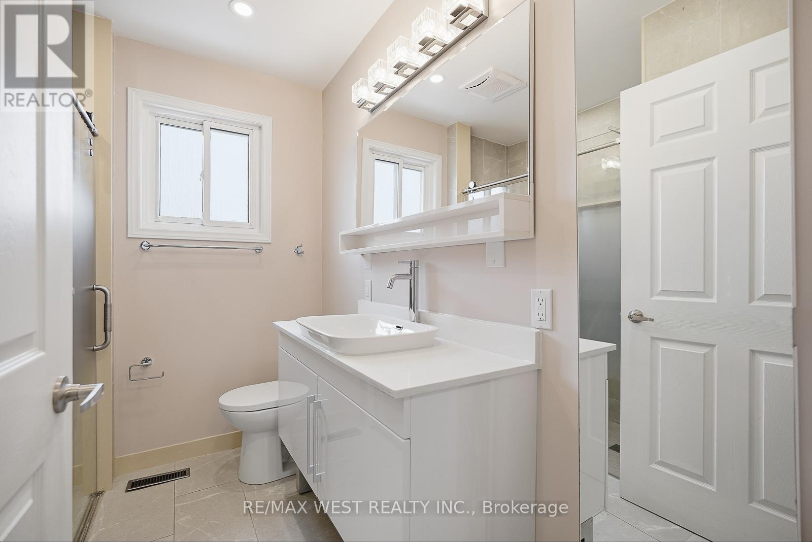 Upper - 6 Marshall Boulevard, Toronto (Rockcliffe-Smythe), Ontario  M6N 2R7 - Photo 31 - W12918466