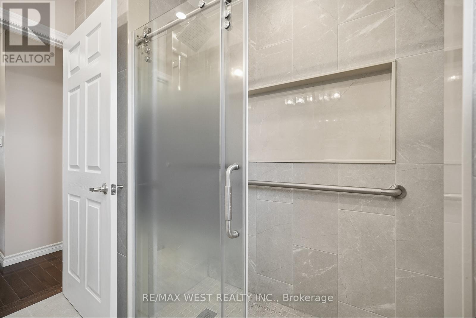 Upper - 6 Marshall Boulevard, Toronto (Rockcliffe-Smythe), Ontario  M6N 2R7 - Photo 32 - W12918466