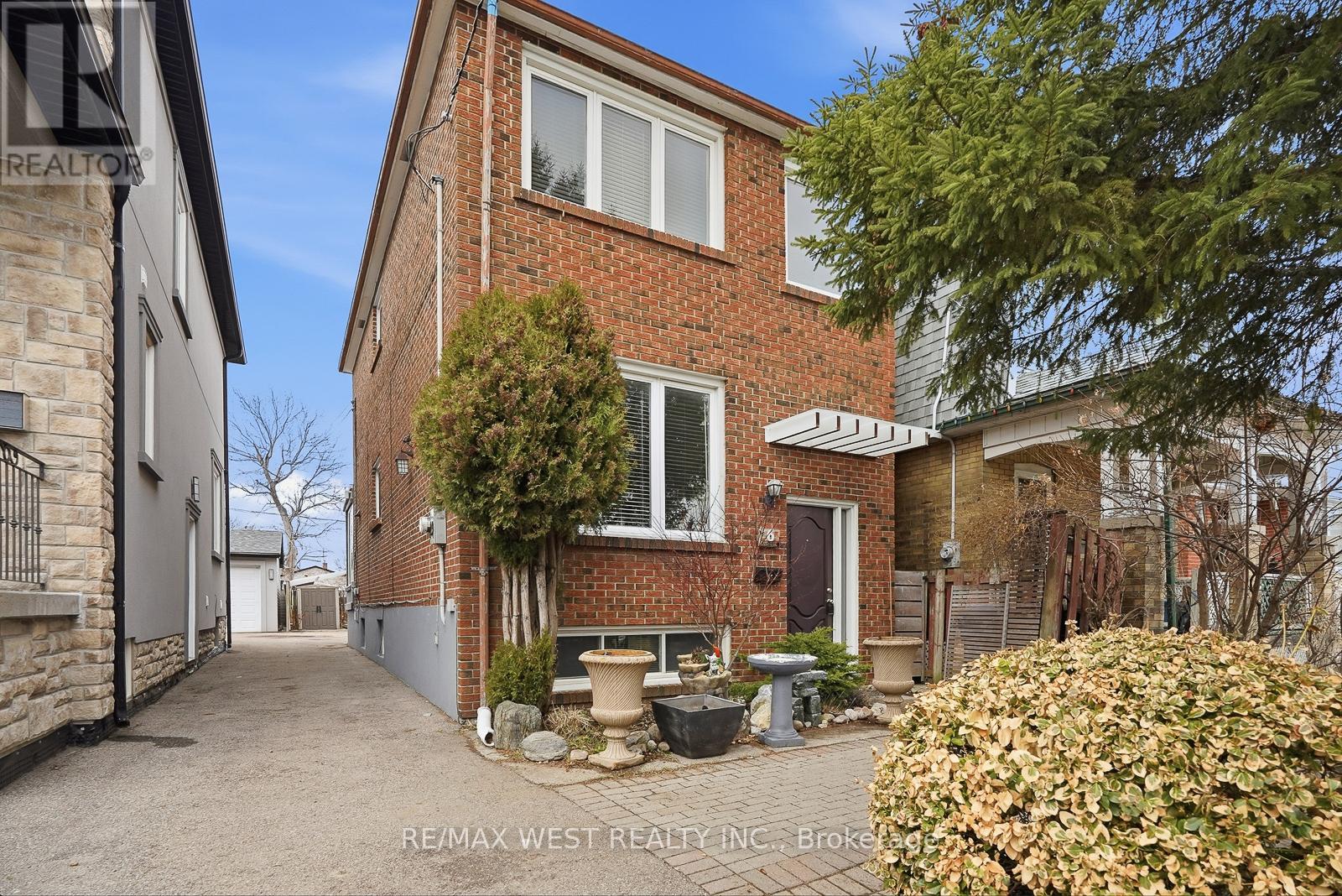Upper - 6 Marshall Boulevard, Toronto (Rockcliffe-Smythe), Ontario  M6N 2R7 - Photo 6 - W12918466