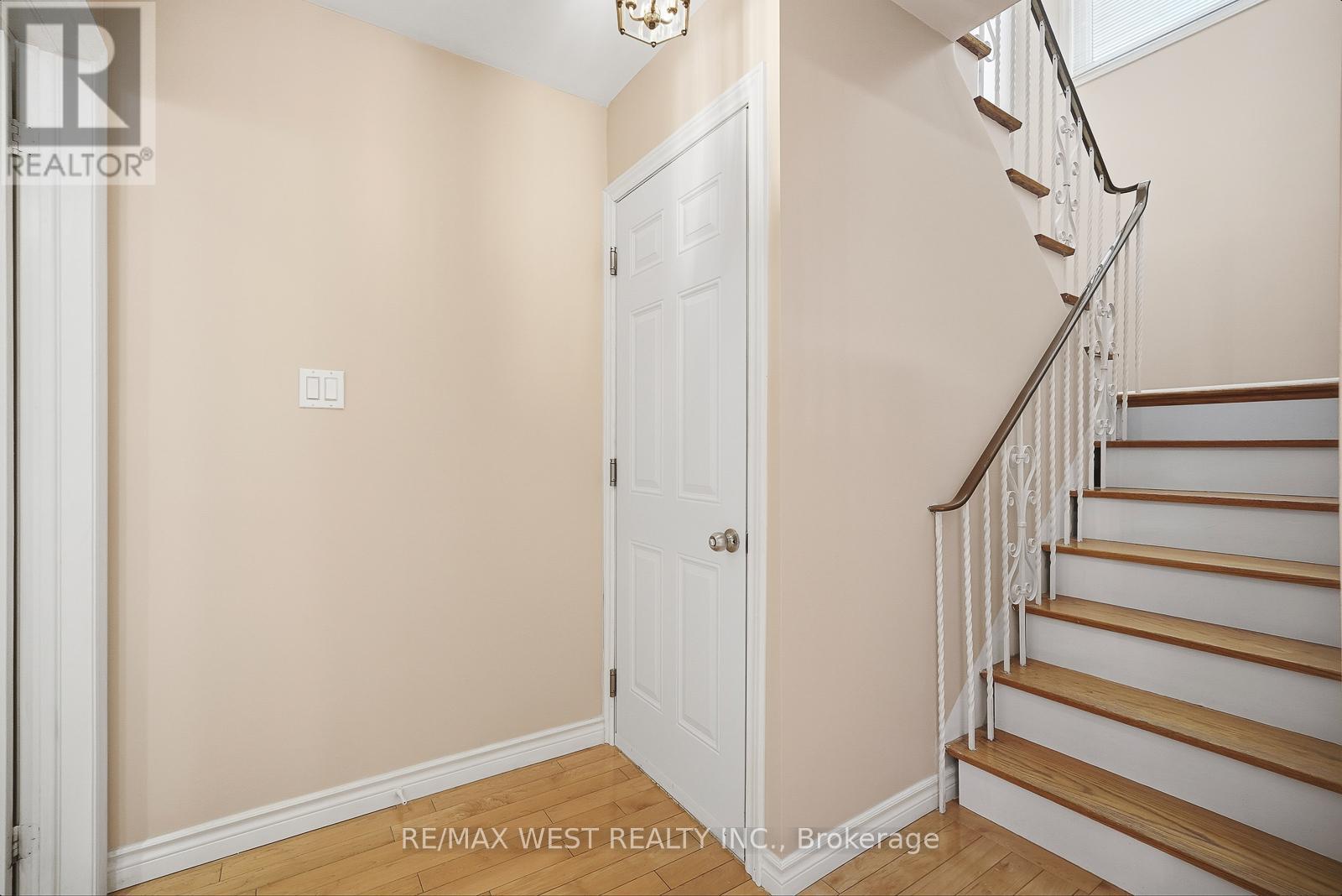 Upper - 6 Marshall Boulevard, Toronto (Rockcliffe-Smythe), Ontario  M6N 2R7 - Photo 7 - W12918466