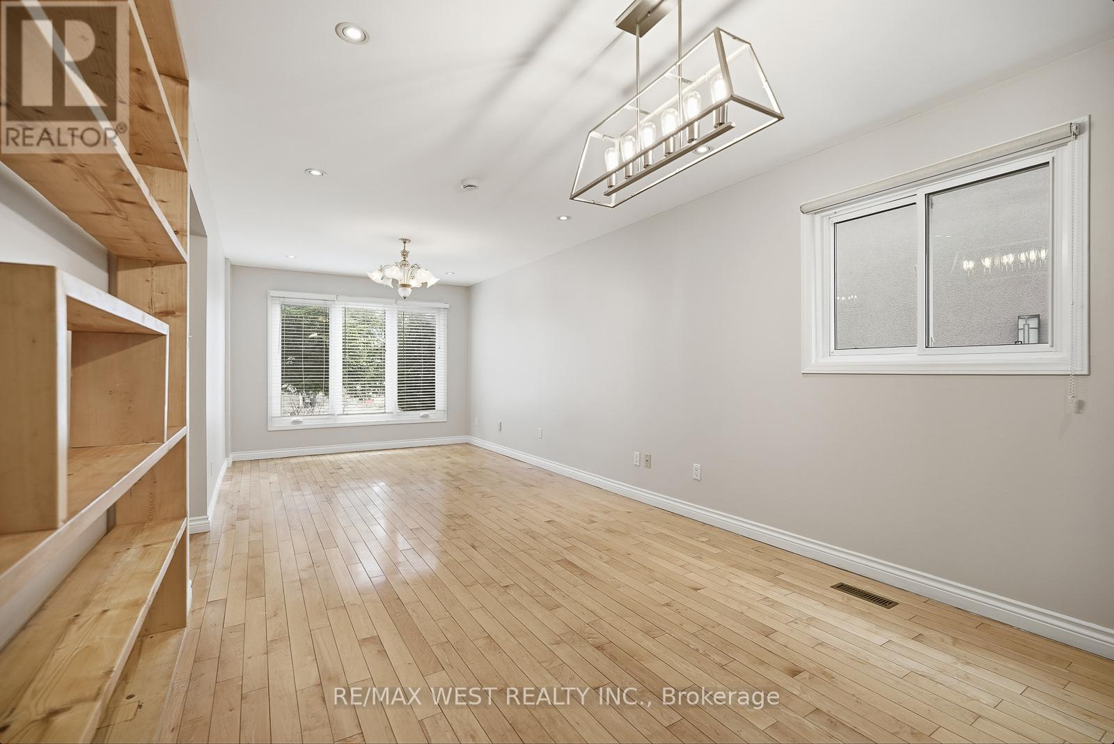 Upper - 6 Marshall Boulevard, Toronto (Rockcliffe-Smythe), Ontario  M6N 2R7 - Photo 9 - W12918466