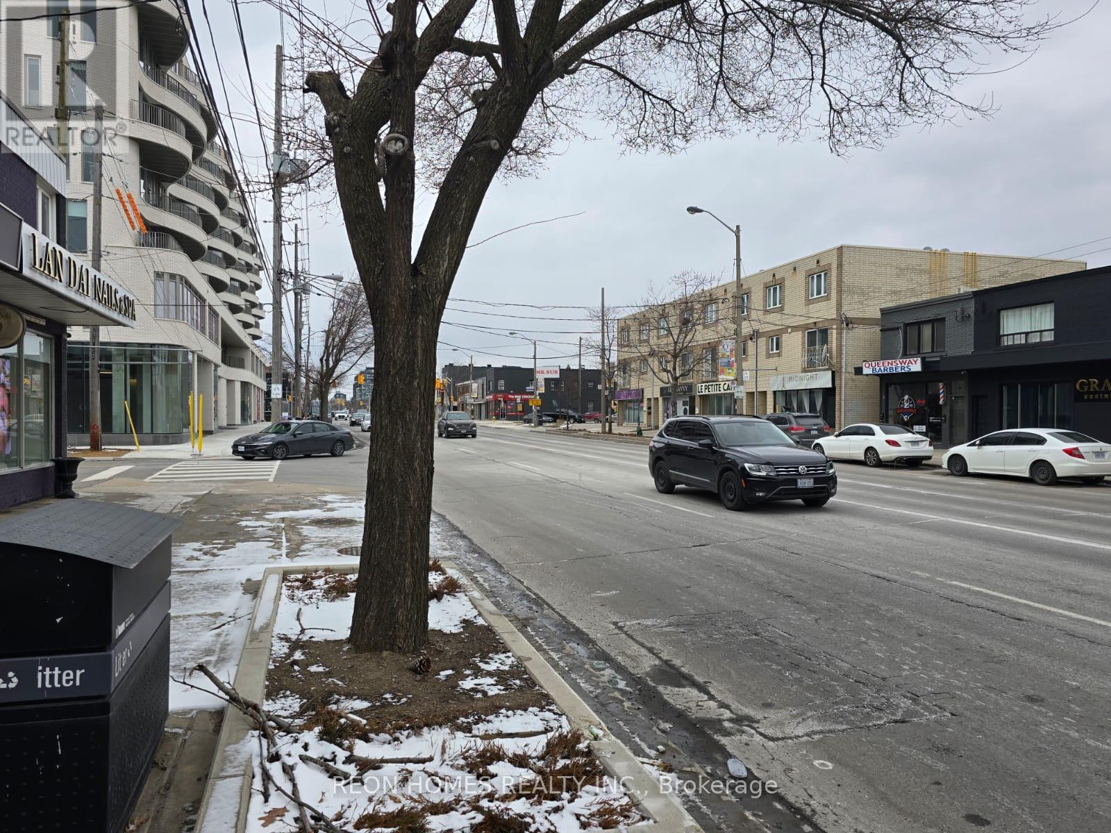 675 The Queensway, Toronto (Stonegate-Queensway), Ontario  M8Y 1K8 - Photo 11 - W12918492