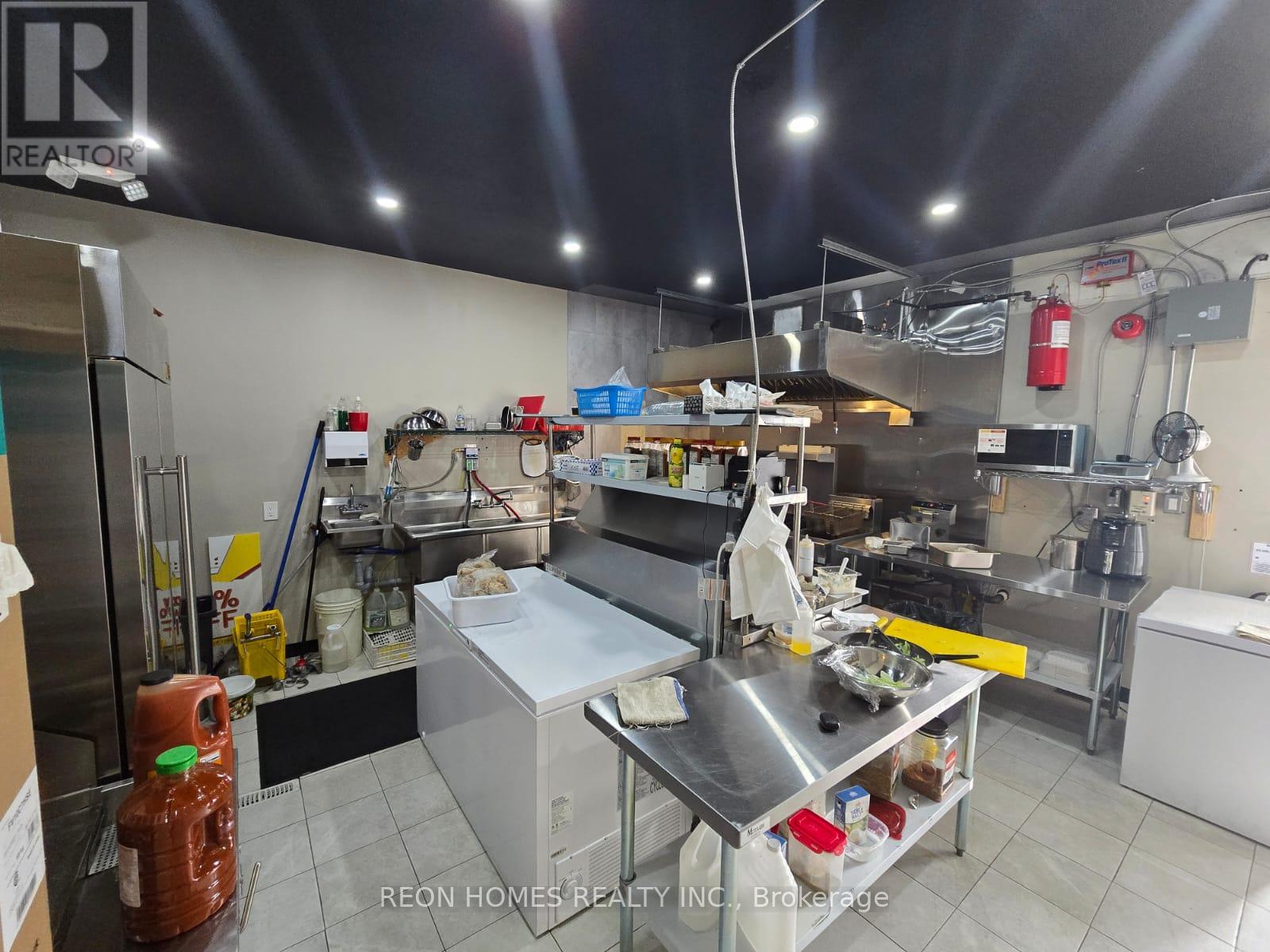 675 The Queensway, Toronto (Stonegate-Queensway), Ontario  M8Y 1K8 - Photo 3 - W12918492