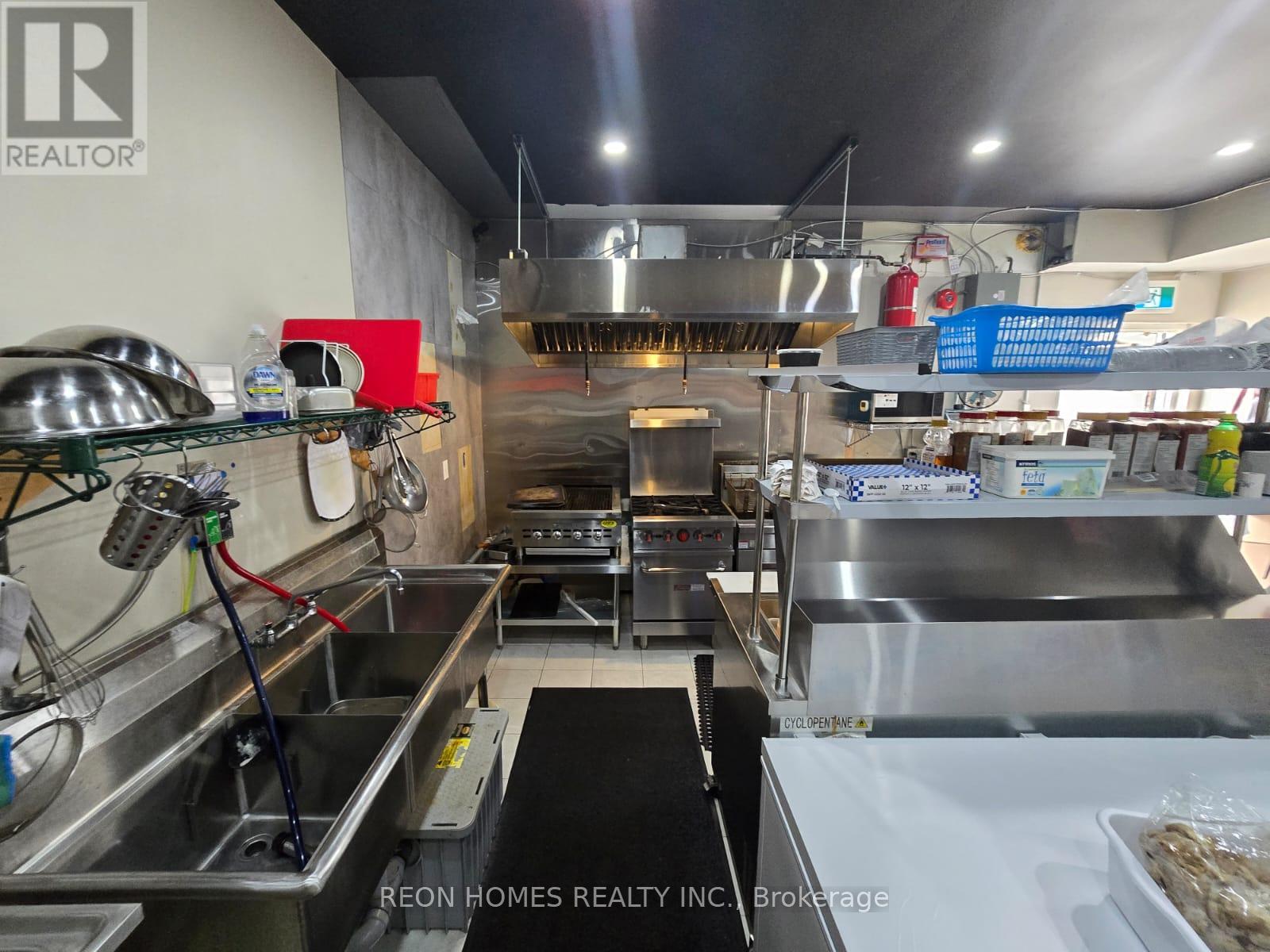 675 The Queensway, Toronto (Stonegate-Queensway), Ontario  M8Y 1K8 - Photo 4 - W12918492