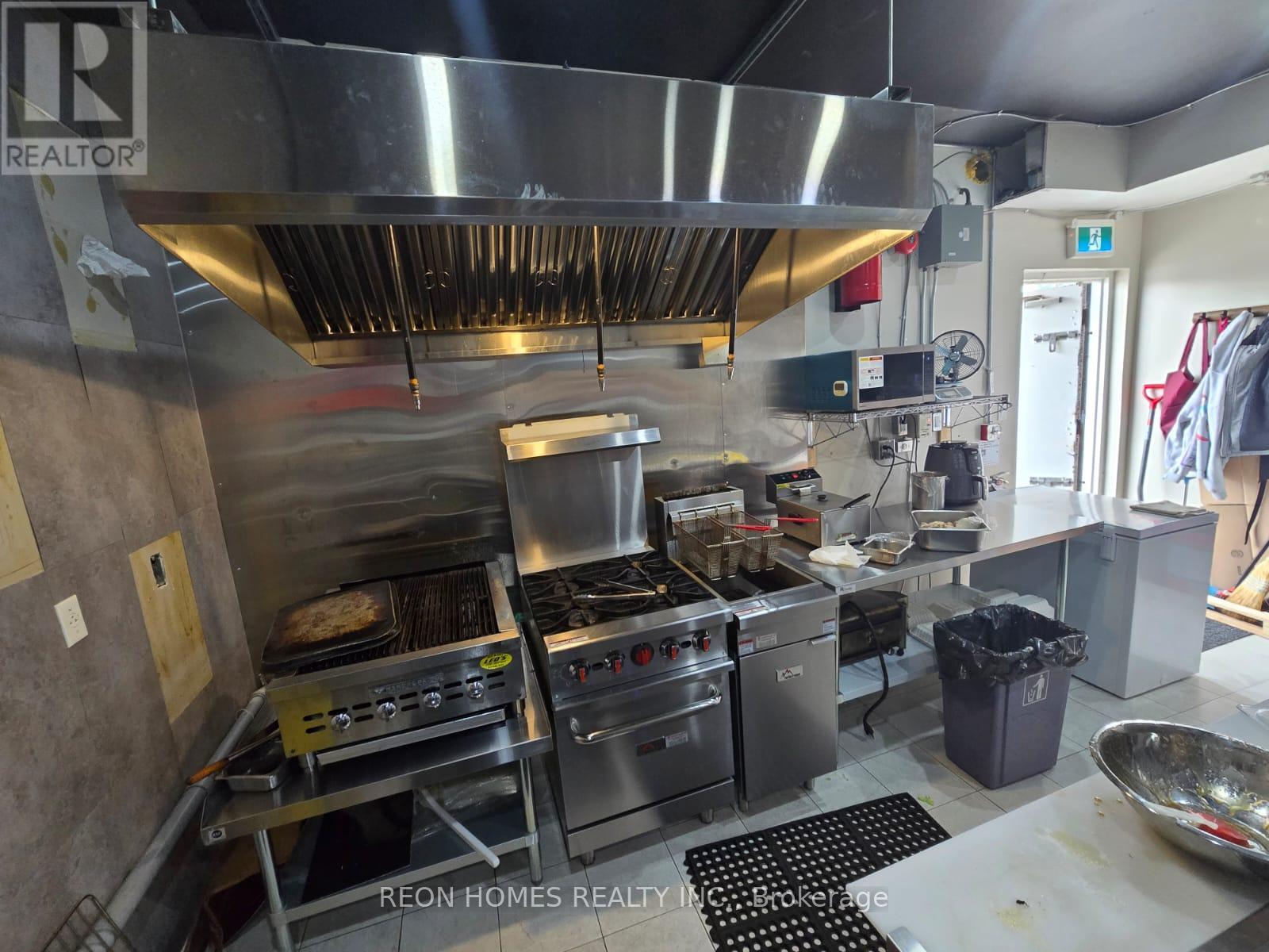 675 The Queensway, Toronto (Stonegate-Queensway), Ontario  M8Y 1K8 - Photo 5 - W12918492