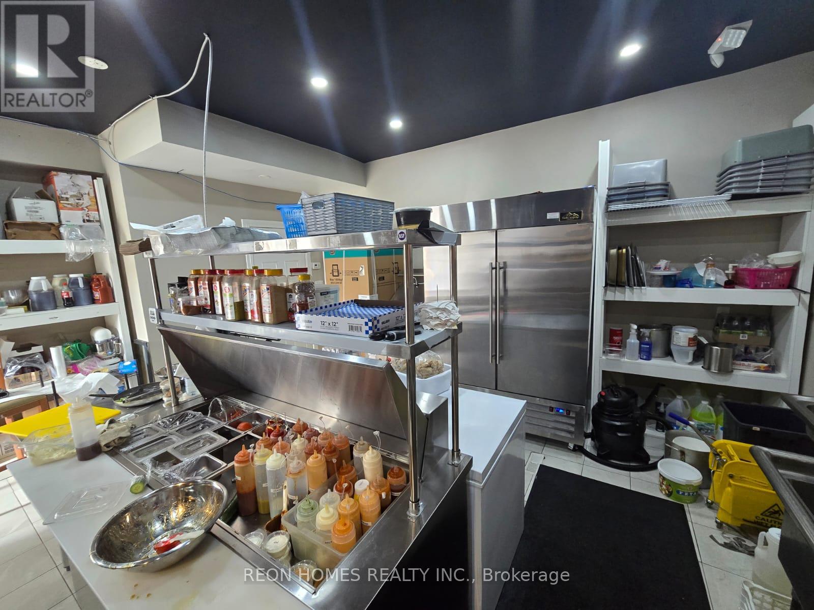 675 The Queensway, Toronto (Stonegate-Queensway), Ontario  M8Y 1K8 - Photo 6 - W12918492