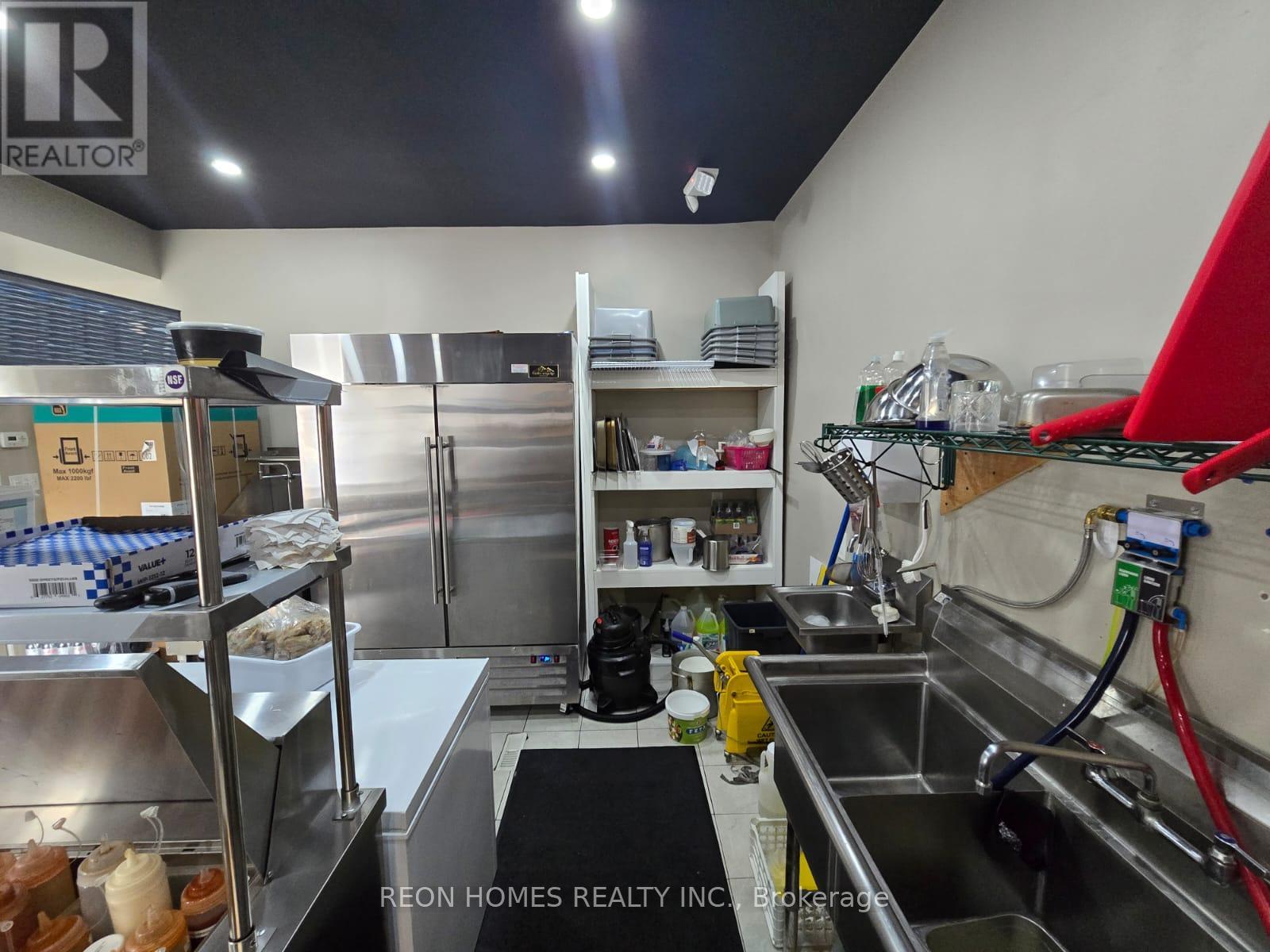 675 The Queensway, Toronto (Stonegate-Queensway), Ontario  M8Y 1K8 - Photo 8 - W12918492