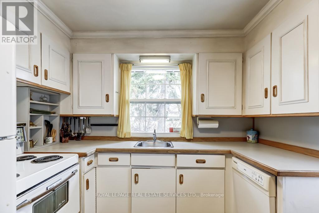 19 Hilldowntree Road, Toronto, Ontario  M9A 2Z4 - Photo 10 - W12918502