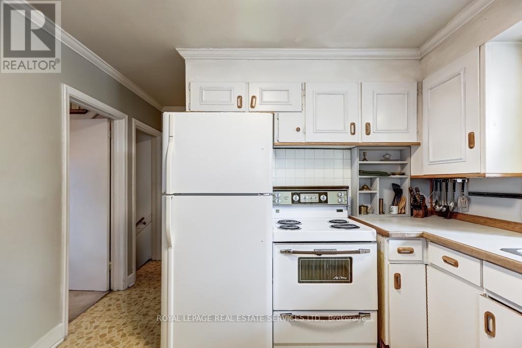 19 Hilldowntree Road, Toronto, Ontario  M9A 2Z4 - Photo 11 - W12918502