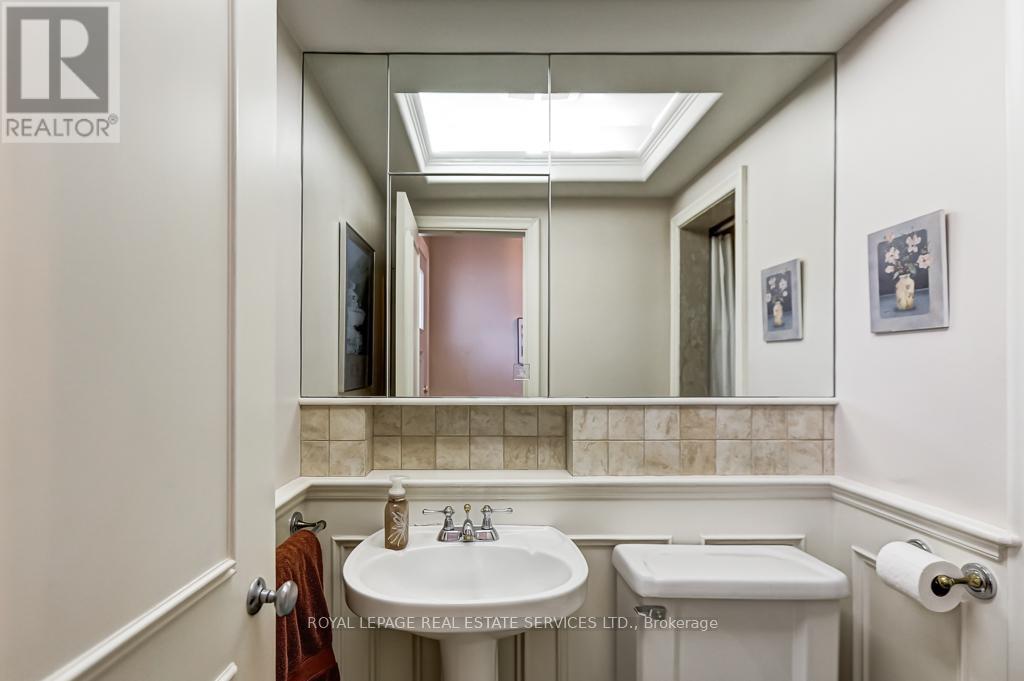 19 Hilldowntree Road, Toronto, Ontario  M9A 2Z4 - Photo 18 - W12918502