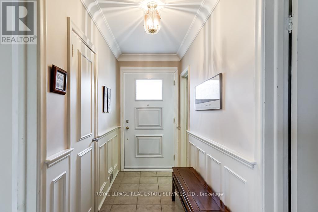 19 Hilldowntree Road, Toronto, Ontario  M9A 2Z4 - Photo 5 - W12918502