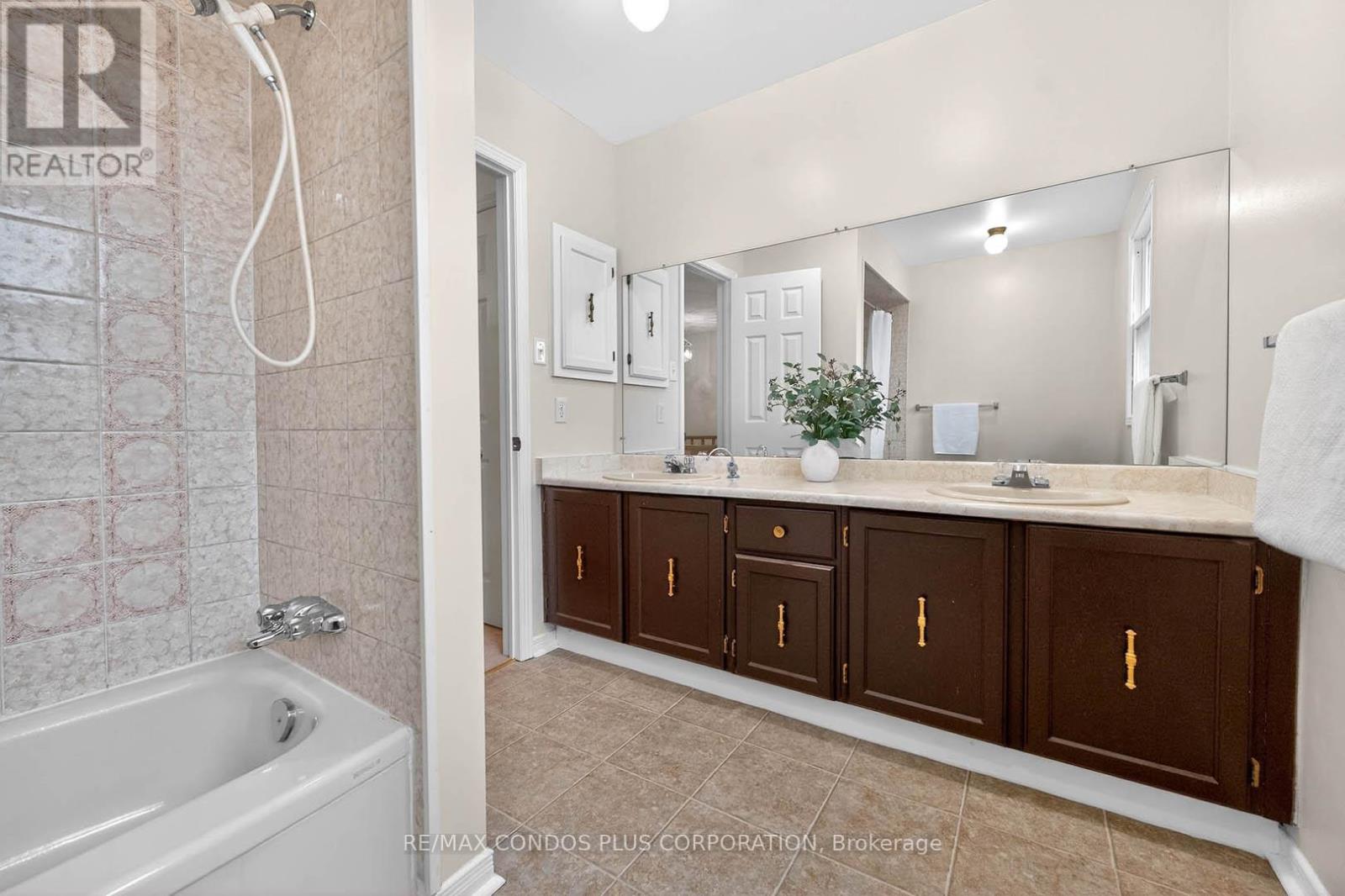 1562 Lovelady Crescent, Mississauga, Ontario L4W 2Z1 - Photo 27 - W12918504