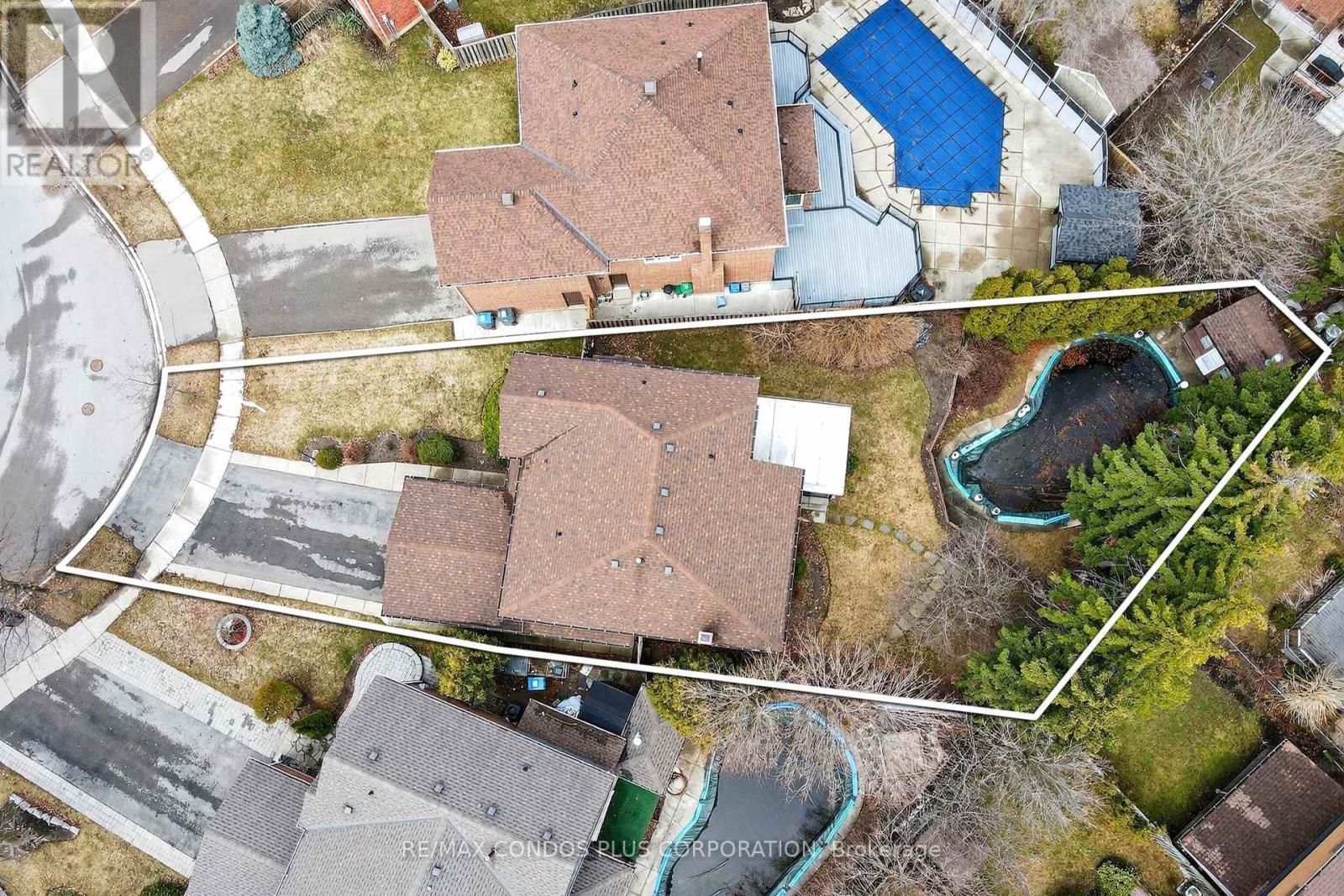 1562 Lovelady Crescent, Mississauga, Ontario L4W 2Z1 - Photo 3 - W12918504