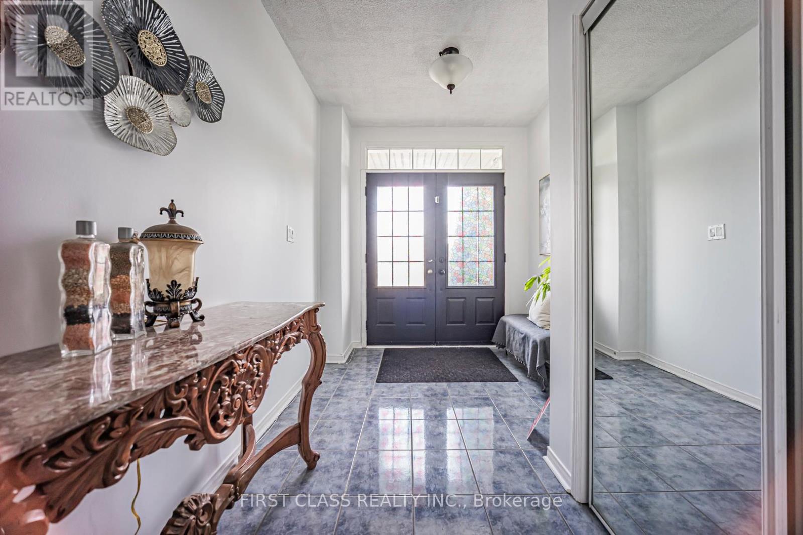 3930 Mcdowell Drive, Mississauga, Ontario L5M 6P3 - Photo 3 - W12918506