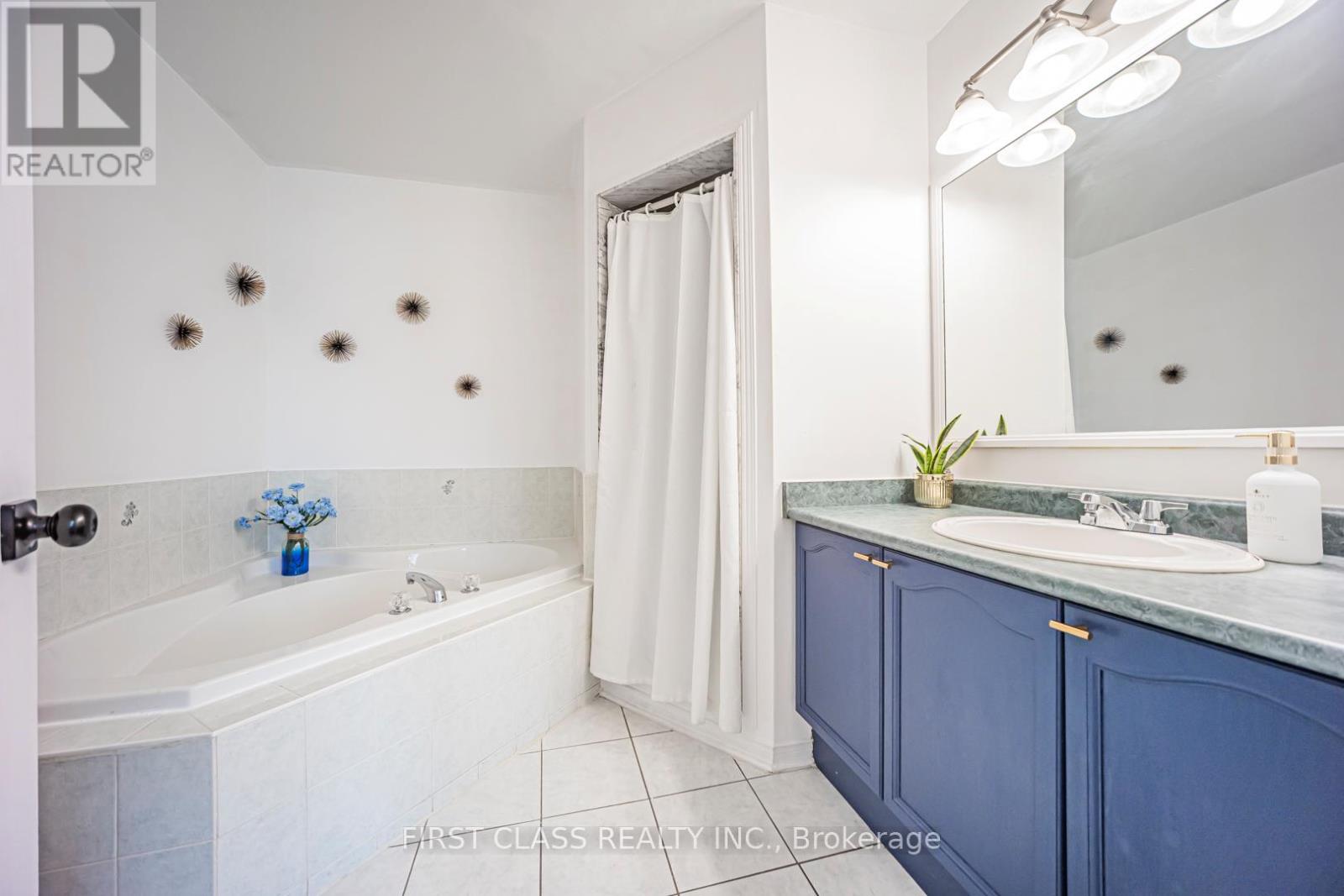 3930 Mcdowell Drive, Mississauga, Ontario L5M 6P3 - Photo 37 - W12918506