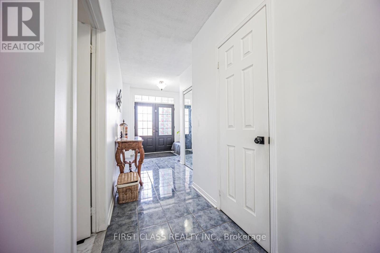 3930 Mcdowell Drive, Mississauga, Ontario L5M 6P3 - Photo 4 - W12918506