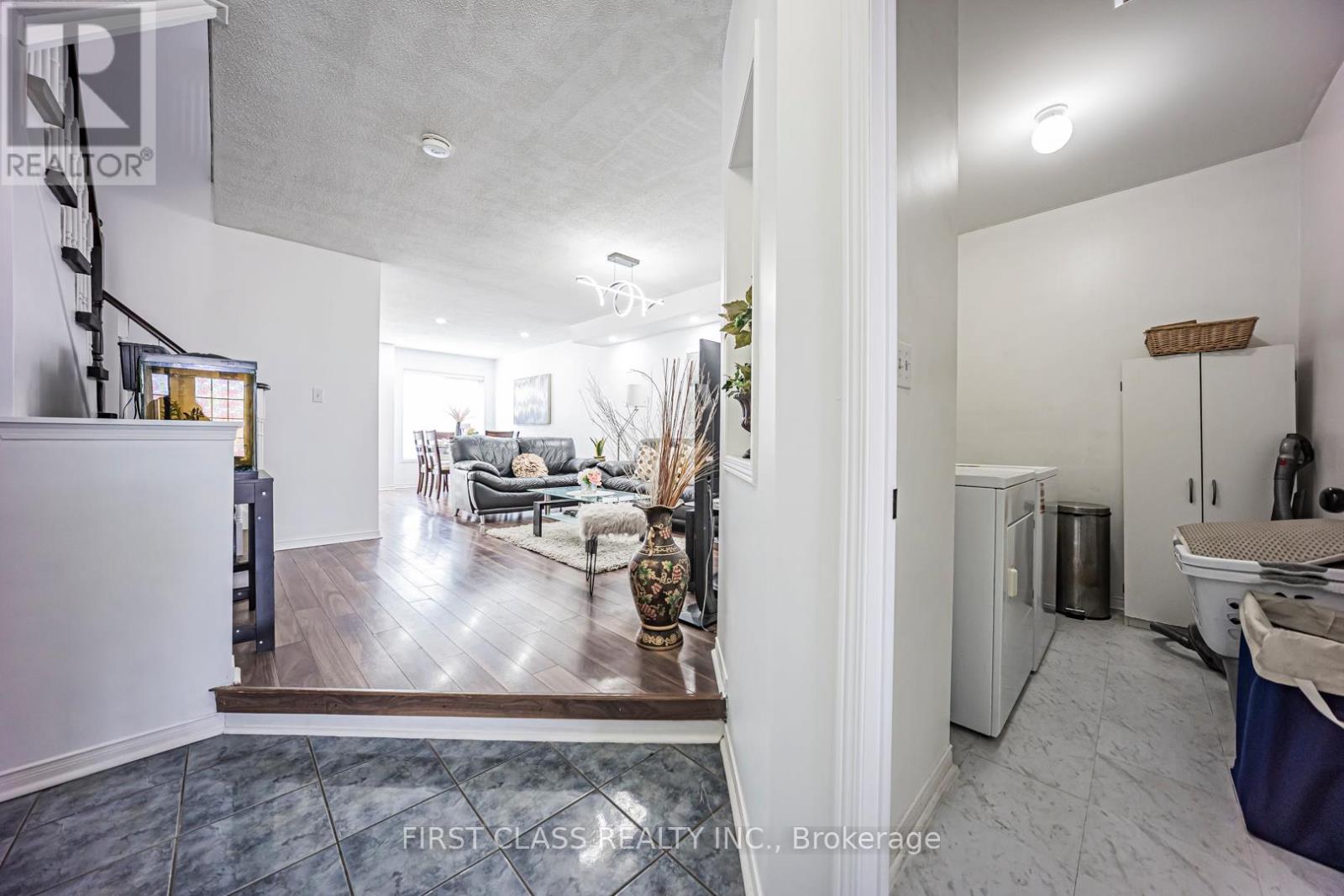 3930 Mcdowell Drive, Mississauga, Ontario L5M 6P3 - Photo 8 - W12918506